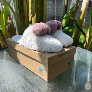 NWT Calistoga women’s v-fur Pom poms mule ivory/blush Slipper Size 7